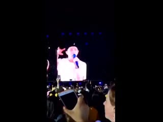 Take out your cellphones hide your army bombs hide them all i love the smartphones tec