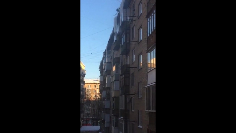 Как убирают лед с крыш в москве