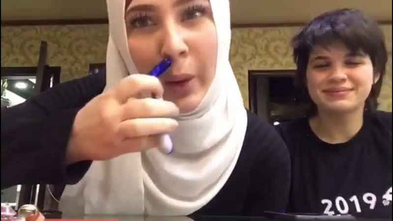 "голая" блогерша в хиджабе сбривает усы и бороду