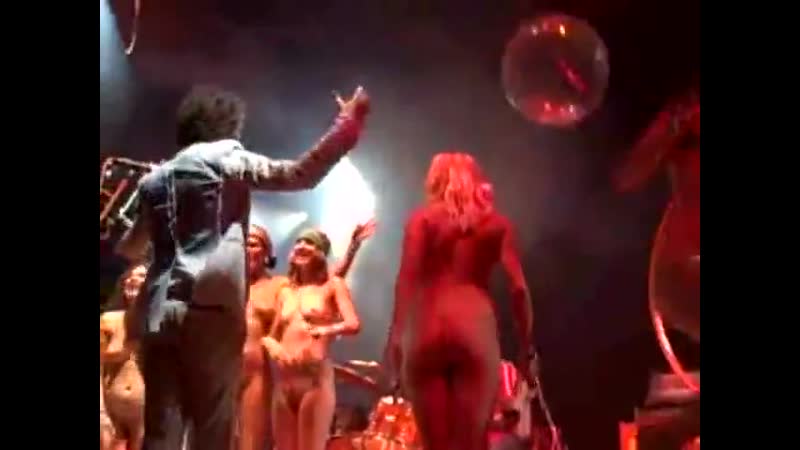 Фанатки вышли на сцену полностью голые