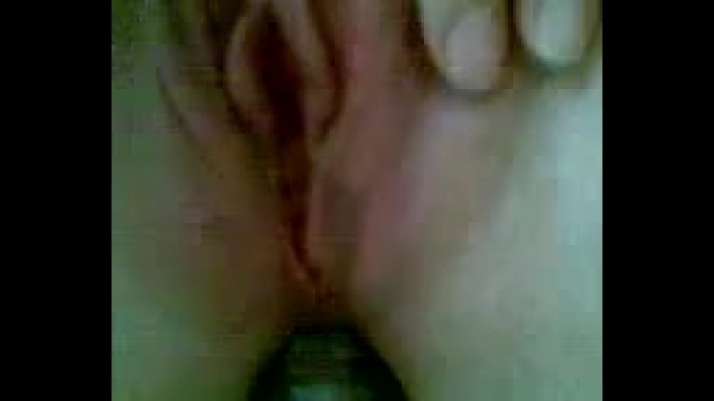 Суют дее в очко не понятно что она кричит что больно домашнее