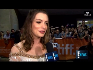 Anne hathaway о работе с рианной для «e!»