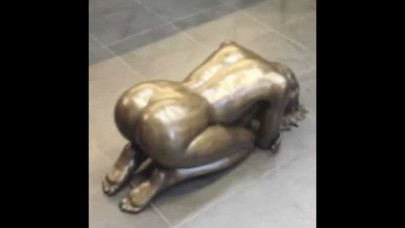 На сайте объявлений выставили на продажу стол в виде рабыни