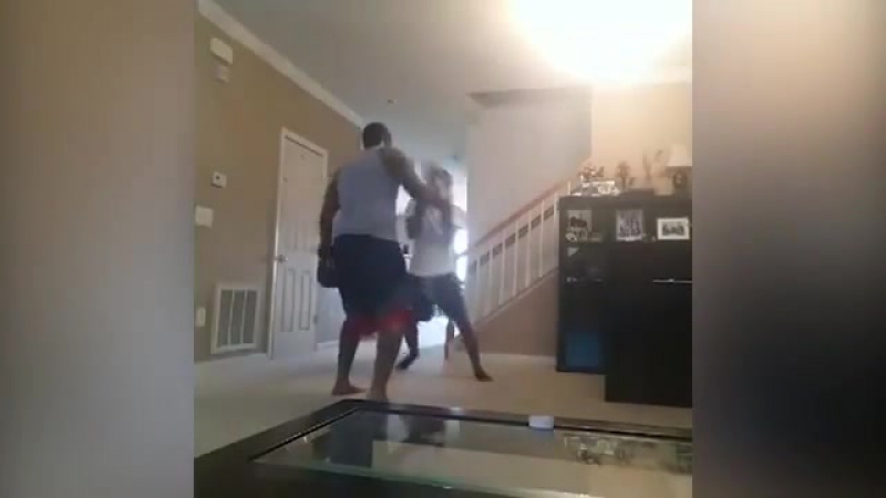 Когда ремень уже не действует отец с помощью бокса воспитывает сына за прогул уроков