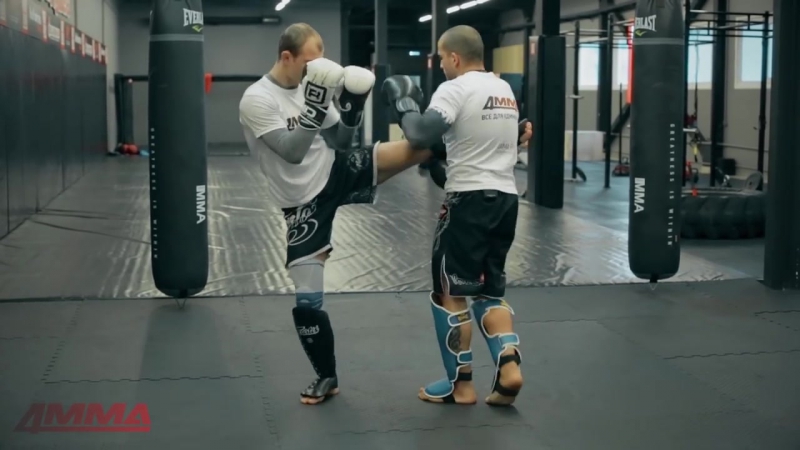 Тайский бокс с чемпионом мира встречаем мидл кик и атакуем бьющую ногу противника