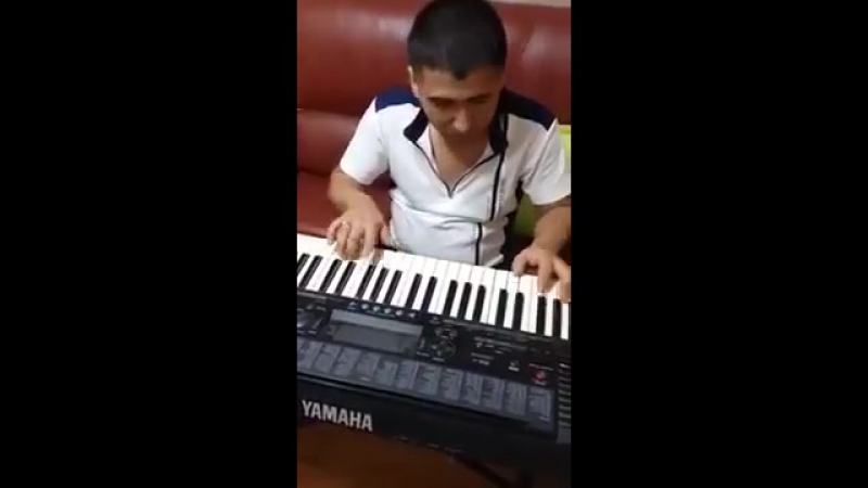 Узбек красиво играет на пианино + тўйлар муборак
