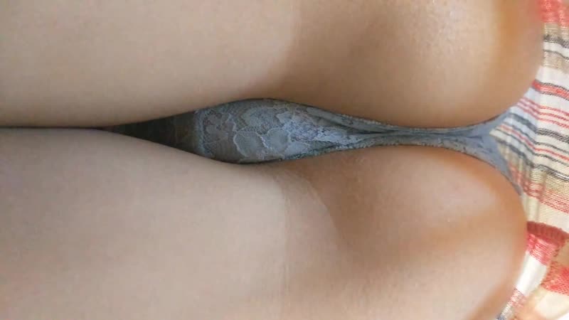 Классные трусики под юбкой и попка upskirt