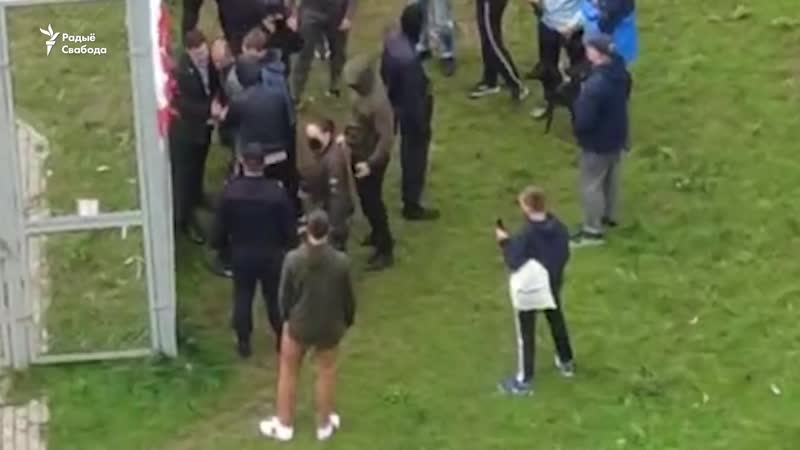 Міліцыя затрымала мужчыну, які не даваў прыбраць бела чырвона белыя стужкі ў сваім двары