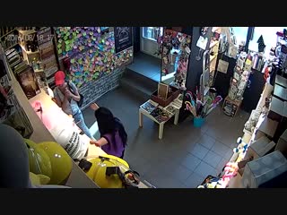 Мама учит дочу