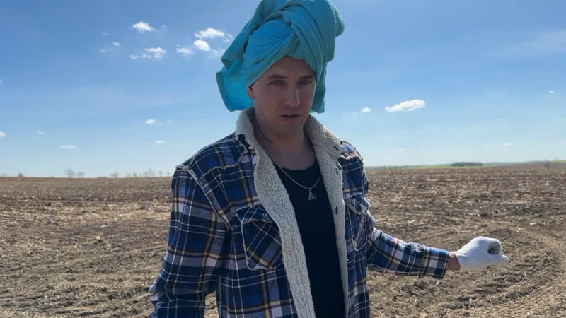 Мама и сын на огороде