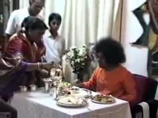 Видео sanjeevani video of swami swami's visit to a devotees house swami had food at their house, had photo ses