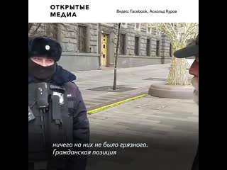 «все мы носим трусы», написал кто то напротив здания, где судят навального