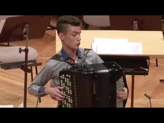 Rafael sapukov auf dem akkordeon konzert festival in der berliner philharmonie, mai 2016