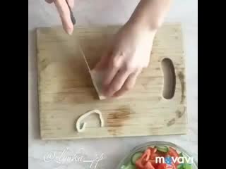 Салат с кальмаром⁣ к/б/ж/у 112 ккал 2,8/8,9/5,9 2 средних тушки кальмара⁣ 1 помидорка (можно черри)⁣ 1 огурец 3 лист