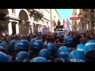 💥manifestation du 1er mai à turin italie 🇮🇹 incroyable après avoir été repoussés par la