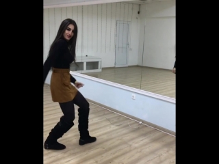 Девушка танцует в юбке и колготках
