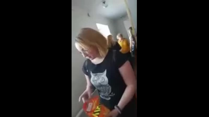 Учительница не поделила с 8 классницей школьный туалет