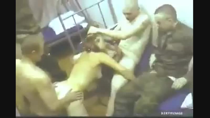 Оголодавшие солдаты пустили по кругу общую шлюху