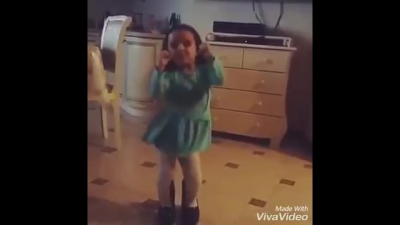 Девочка, танцует под песню вите надо выйти))