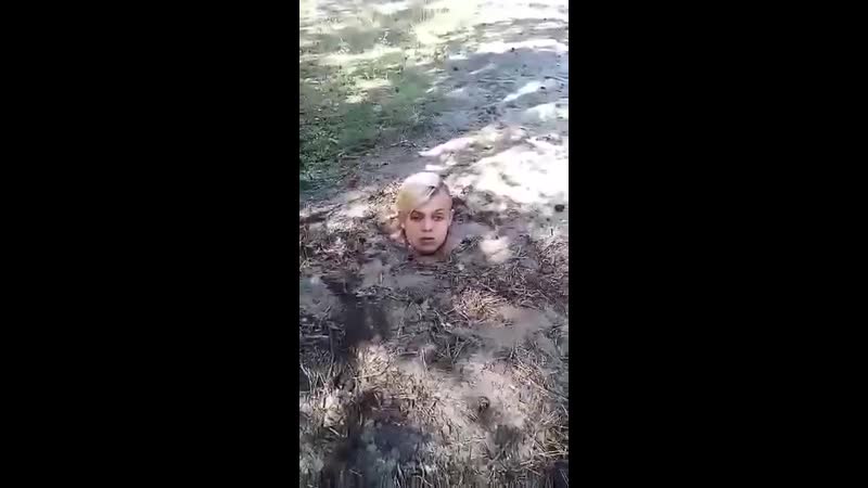 Кладмена закопали заживо за кражу молодые