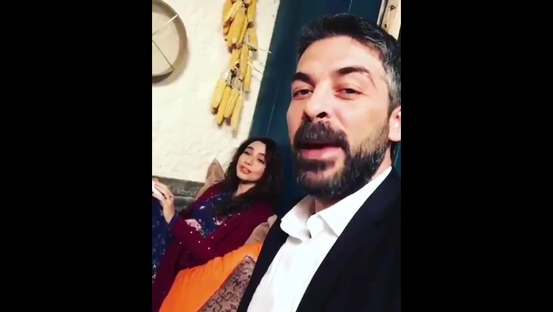 Синан тузджу (мустафа) и ойкю гюрман (асие) за кадром