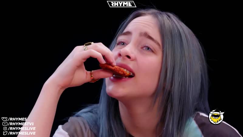 Billie eilish пробует куриные крылышки с самыми острыми соусами в мире (переведено сайтом )