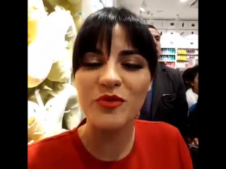 Maite perroni na inauguração da loja miniso, méxico