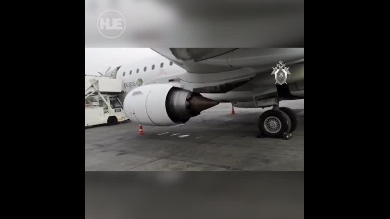 В хабаровске у самолёта перед взлётом загорелся двигатель