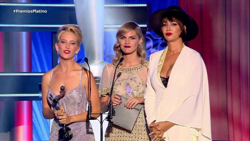 Луисана вручает награду "premios platino"