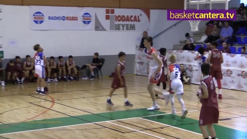 18 летний канадец с ростом 213 сантиметров играет в баскетбол со сверстниками