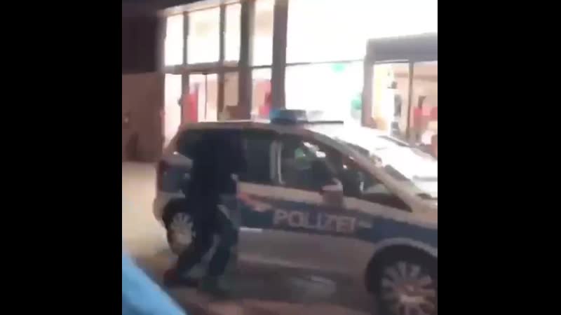 Polizist bekommt sein eigenes pfefferspray zu schmecken