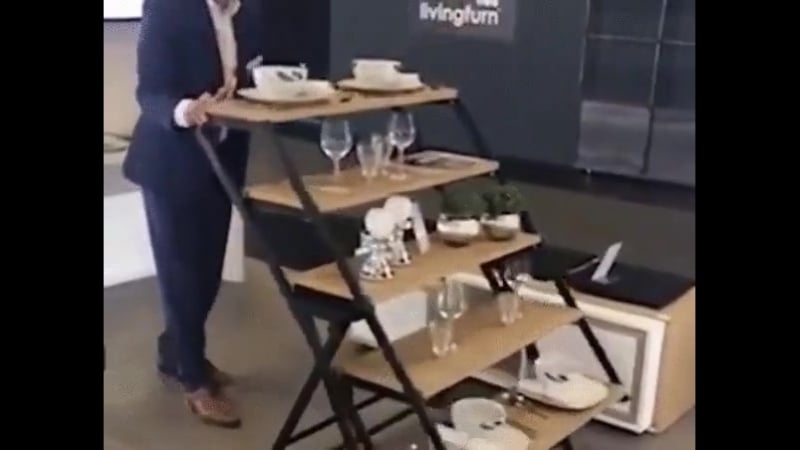 Легким движением стеллаж превращается