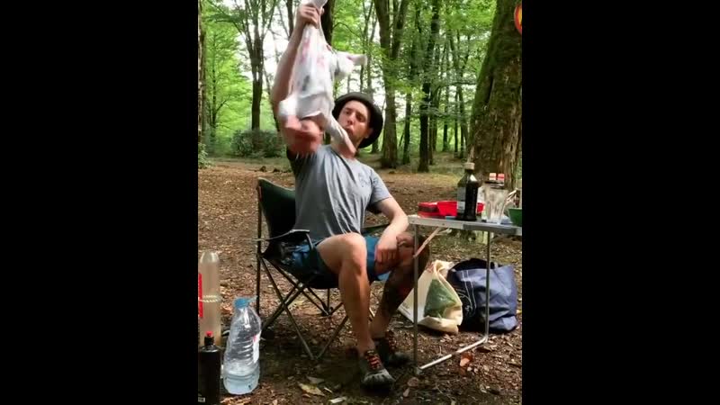 Отец размахивает младенцем