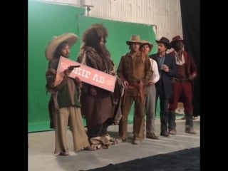 Tpornr lautner com elenco de ridiculous six nos set de filmagens