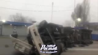 Дтп под батайском, сальское кольцо &#55357&#57000 тягач с цистерной не вошел в поворот и лёг на бок 26 12 19 это ростов на дону!