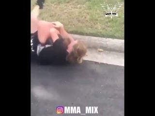 Уважение парню даже с одной рукой не дал себя в обиду 💪👊⠀