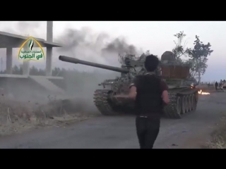 Боевики группировок т н "свободной сирийской армии" ведут бои с правительственными силами на окраине города тафас с использован