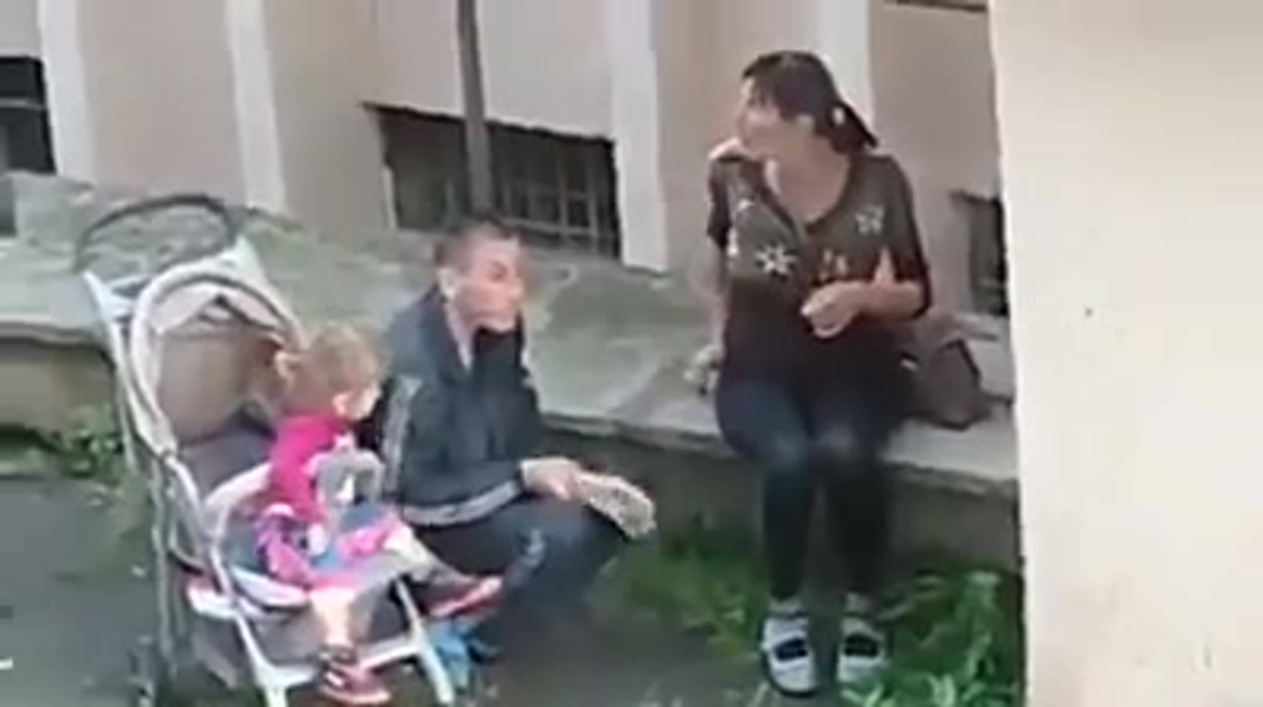 ебля при детях Мать колола молодые прямо при ребенке watch online