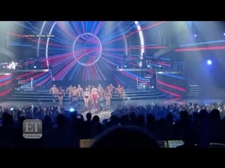 Britney spears rushed onstage by fan in scary moment