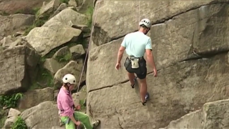 Залезть на скалу (скалолазание, альпинизм)