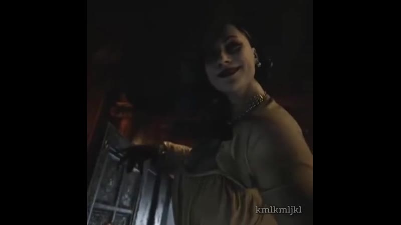 Засунула палец