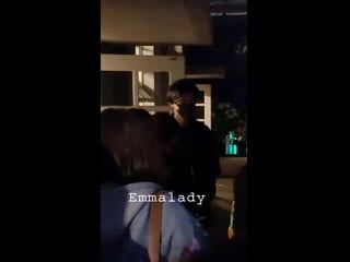 Ю идёт на премьеру