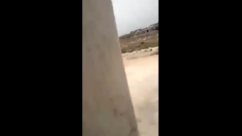 Прилёт "бочкобомбы" на позиции боевиков "оппозиции" в районе кафр набуды на севере провинции хама