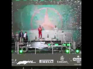 Lewis hamilton со своей серебряной стрелой👊🏻💥