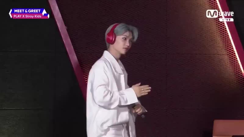 Felix and jeongin playing