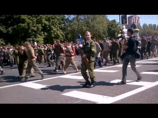 "твари, убийцы, будьте вы прокляты!" парад украинских военнопленных в донецке (архив 2014г )