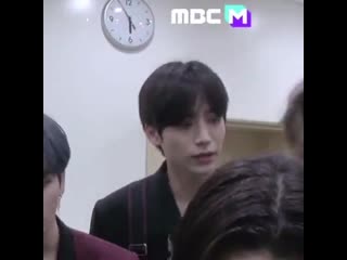 Jungmo wonjin aa come over here jungmo asking wonjin to come to the right side so that he’ll be in the screen attentive hyun